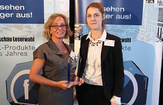 Natalie Ziebolz (on the right; Funkschau) presents trophy for the Delta DPH 500 kVA (3rd place UPS) to Astrid Hennevogl-Kaulhausen from Delta Electronics.