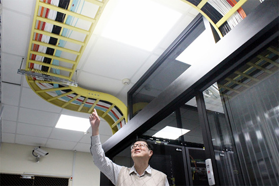 The National Chung Cheng University Computer Center data center adopts color-coded cables for easy reference.