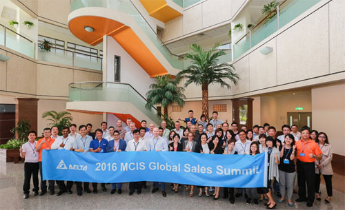 Global Sales Summit에서 BCIS BU 팀이 사진을 찍고 있다.